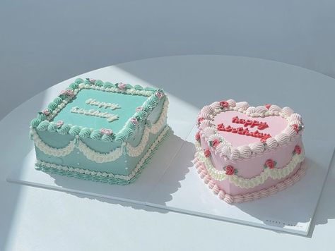 Pretty Rectangle Cakes, Vintage Cake Rectangle, Aesthetic Rectangle Cake, Aesthetic Square Cake, Square Cake Aesthetic, Square Vintage Cake, Mini Rectangle Cakes, Rectangle Cake Ideas, Square Birthday Cake Ideas