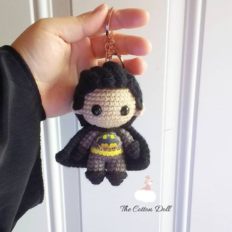 4" chibi batman keychain - amigurumi Batman Keychain Diy, Chibi Batman, Batman Keychain, Keychain Amigurumi, Crochet Keychain Pattern, Cotton Doll, Diy Bracelet Designs, Crochet Keychain, Bat Family