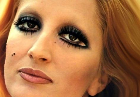 A ogni epoca il suo trucco: gli anni ’60! 60s Makeup, 70s Makeup, Lyrics English, 60s Women, Retro Makeup, Edgy Makeup, Italian Women, Learning Italian, Clown Makeup