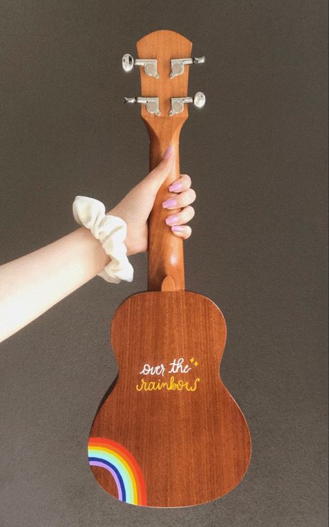 Paint On Ukulele, Painted Ukulele Ideas, Painting On Ukulele, Painted Ukulele Aesthetic, Ukulele Painting Ideas, Painting Ukulele, Ukulele Painting, Arte Do Ukulele, Ukulele Aesthetic