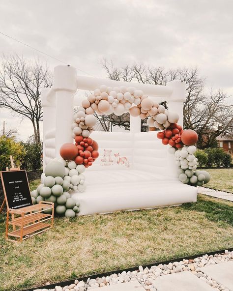 White Bounce House Photoshoot, White Bounce House With Balloons, White Bounce House, Balloons Backdrop, Kids Ball Pit, Citrus Wedding, Bounce Houses, Bubble House, Graduation Party Planning