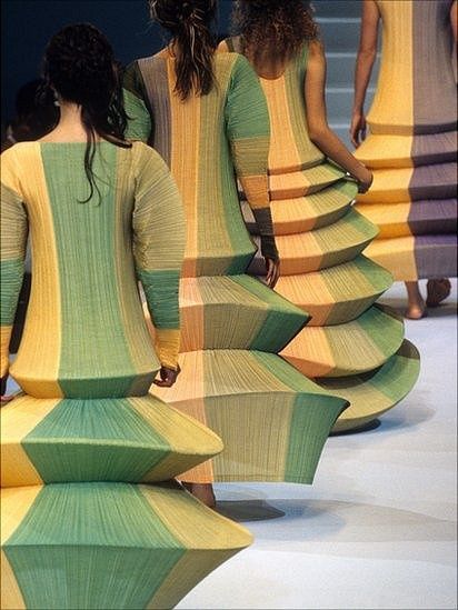 Oh look!  They are all dressed as paper lanterns!  LOL  (Issey Miyake Spring 1995) Structured Fashion, Architectural Fashion, Issey Miyake Pleats Please, Sculptural Fashion, Geometric Fashion, Fashion Family, 3d Fashion, Avant Garde Fashion, Textiles Fashion