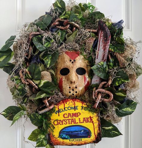 Horror Wreath, Halloween Yard Decorations Diy, Horror Birthday, Scary Halloween Decorations Diy, Camp Crystal Lake, Diy Halloween Wreath, Horror Decor, Halloween Yard Decorations, Scary Halloween Decorations