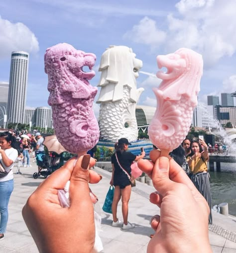 Singapore Photography Couple, Singapore Holiday Outfit, Merlion Singapore Pose, Singapore Travel Photography, Singapore Travel Photos, Singapore Pose Ideas, Singapore Outfit Travel, Singapore Photo Ideas, Singapore Aesthetic