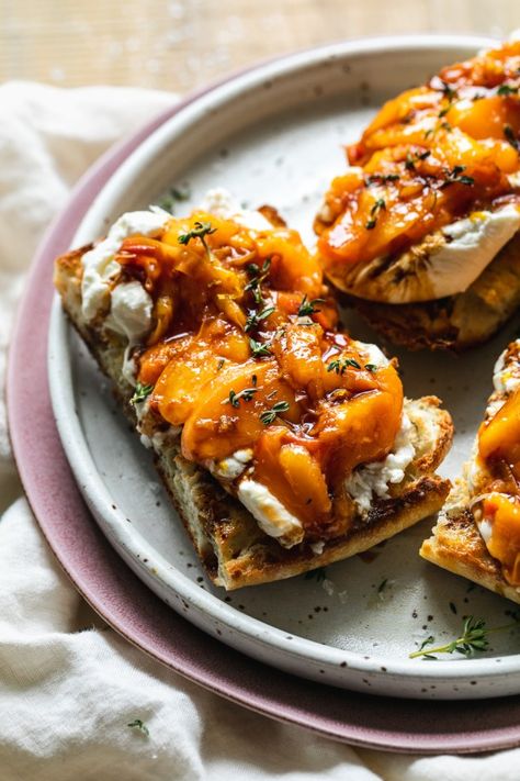 Peach Toast Recipe, Fancy Toast Recipes, Breakfast Burrata, Burrata Recipe Appetizers, Summer Recipes Dessert, Savory Peach Recipes, Loaded Toast, Peach Brie, Dinners For Summer