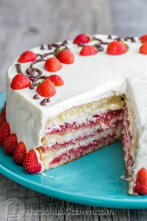 Easy Sponge Cake Recipe (Classic Genoise) - Natasha's Kitchen Natashas Kitchen, Strawberry Sponge Cake, Strawberry Layer Cakes, Whipped Cream Cheese Frosting, Fresh Strawberry Cake, Strawberry Cake Recipes, Sponge Cake Recipes, Salty Cake, Birthday Cake Recipe