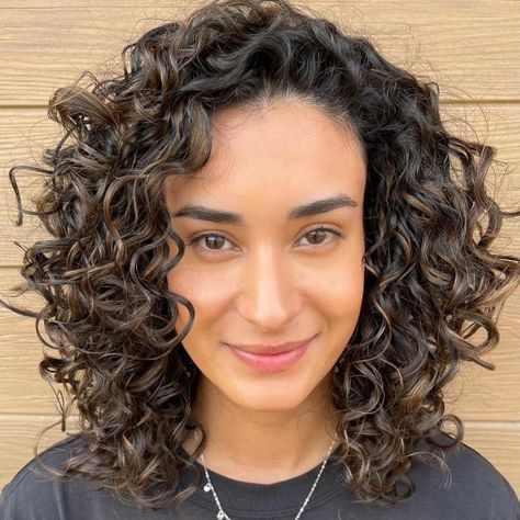 Medium Rezo Cut Style Rezo Cut, Layered Curly Haircuts, Messy Bob Haircut, Long Curly Haircuts, Really Curly Hair, Low Ponytail Hairstyles, Shoulder Length Curly Hair, Dry Frizzy Hair, Natural Curly Hair Cuts