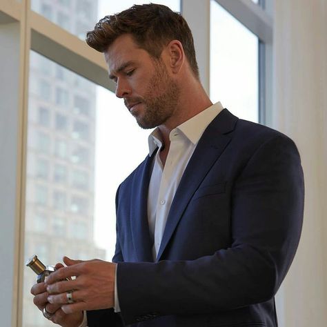 Chris Hemsworth Aesthetic, Chris Hemsworth Hair, Hemsworth Brothers, Chris Hemsworth Thor, Australian Actors, Matt Damon, Liam Hemsworth, Man Thing Marvel, Elegante Casual