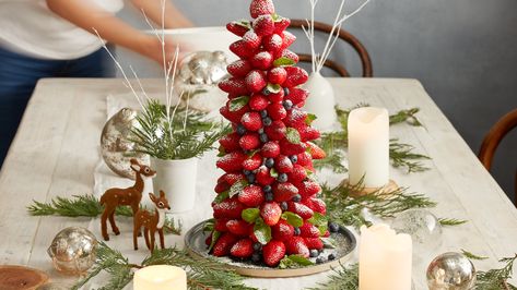 Edible Centerpieces Christmas, Edible Centrepiece, Christmas Food Table Display, Christmas Desert Table, Graze Board, Food Centerpieces, Food Display Table, Hanging Centerpiece, Edible Centerpieces