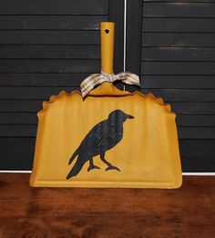 Painted Shovels, Crow Ideas, Primitive Crows, Shovel Art, Primitive Crow, Crow Pictures, Primitive Decor Ideas, Crow Decor, Thanksgiving Decorating