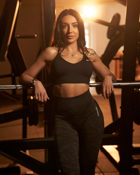 Gym Coach Photoshoot, Work Out Photography, Virtual Personal Trainer, Fitness Coach Headshots, Gym Trainer Headshots, Fitness Photoshoot Poses Women Gym, Fitness Portrait Photography, Personal Trainer Photoshoot Ideas, Gym Headshots