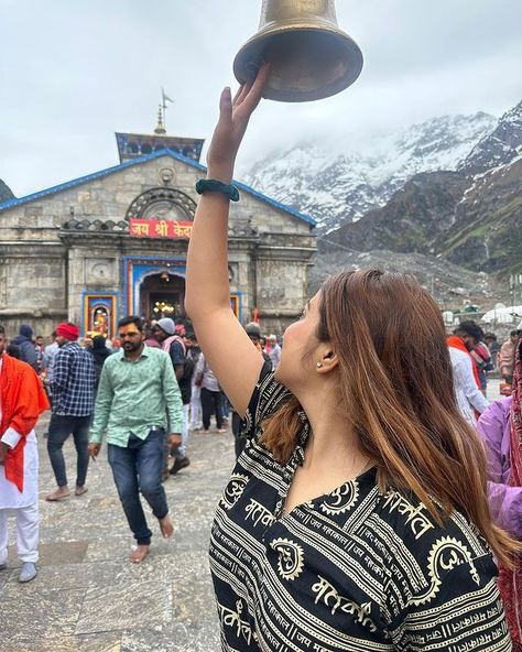 Poses For Kedarnath, Kedarnath Dress Ideas, Kedarnath Photoshoot Idea, Kedarnath Outfit Ideas For Women, Kedarnath Photo Pose, Kedarnath Pose, Mahadev Girl, Kedarnath Photo, Temple Poses