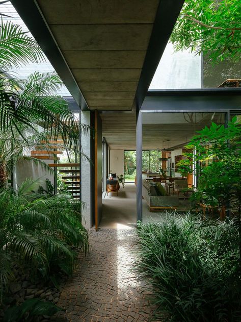 contemporary brazilian architecture that invokes heartwarming atmosphere Eco House Exterior, Brazil Houses, Terrace Apartment, Farm Villa, Architecture 101, Eco House Design, Exterior Houses, Eco Buildings, Brutalism Architecture