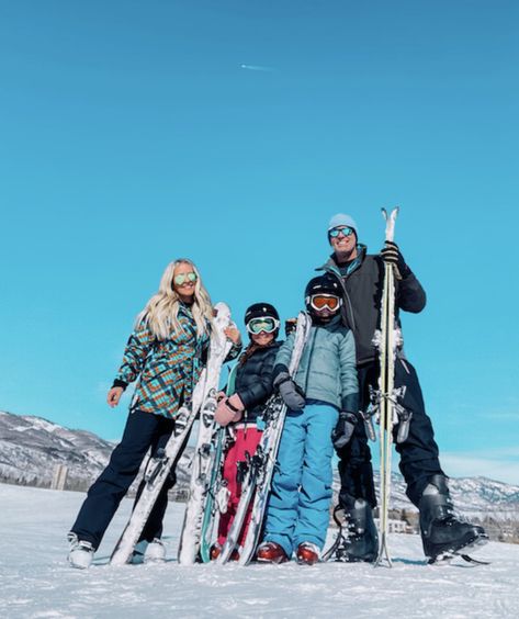 This was our first time skiing with the kids, and we knew it would be a lot of work for everyone. haven't ever been a solid skier, have little experience, and have only been skiing once since having kids almost 10 years ago! Ski Family Pictures, Snowboard Family, Ski Photo Ideas, Photo Ski, Kids Skiing, Family Skiing, Ski Photos, Snow Pics, Ski Pictures