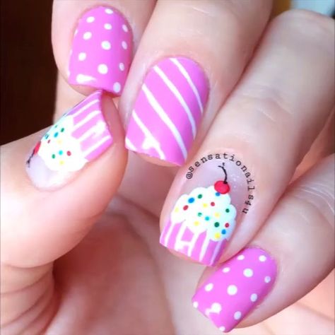 2,647 Me gusta, 29 comentarios - Nail Art Videos (@featurednailart) en Instagram: "Adorable cupcake nails! @sensationails4u @sensationails4u @sensationails4u 💕" Cupcake Nail Art, Birthday Nail Art, Birthday Nail Designs, Kids Nail Designs, Unghie Nail Art, Aurora Nails, Fingernail Designs, Cute Nail Art, Birthday Nails