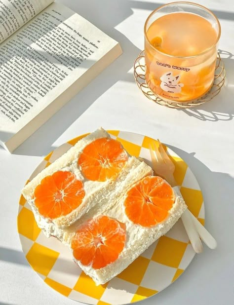 Cream Sandwich Cake, Orange Dessert, Fruit Sandwich, Orange Food, Food Texture, Sandwich Cake, Easy Cake Decorating, Cream Sandwich, Food Aesthetics