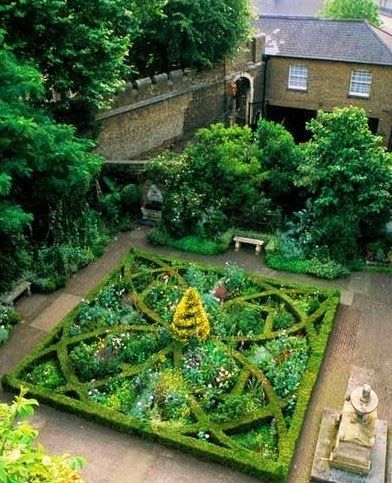 Garden Mazes, Plantarea Legumelor, Knot Garden, Formal Garden Design, Parterre Garden, Spring Gardens, Potager Garden, Formal Garden, Formal Gardens