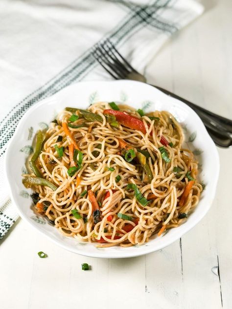 Veg Hakka Noodles, Hakka Noodles Recipe, Baked Spring Rolls, Veggie Noodles Recipes, Hakka Noodles, North Indian Recipes, Boiled Vegetables, Easy Vegetable, Spicy Snacks