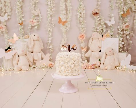 Cake Smash Theme Ideas, Bunny Cake Smash, Bunny Smash Cake, Decor Aqiqah, Floral Cake Smash, Bunny Birthday Theme, Cake Smash Inspiration, Cake Smash Theme, Baby Birthday Photoshoot