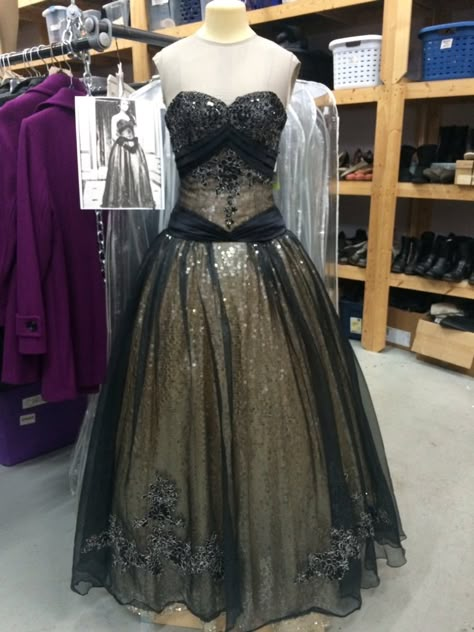 Elena Gilbert Dress, Vampire Diaries Fashion, Prom Dress Pictures, Tv Show Outfits, Dream Dresses, Latina Fashion, Iconic Dresses, Katherine Pierce, Elena Gilbert