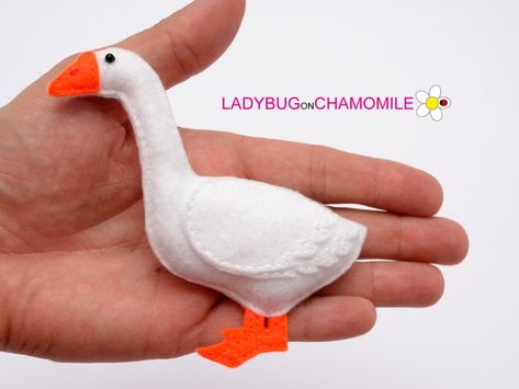 Felt GOOSE, stuffed felt Goose magnet, ornament, toy, Brooch, Keychain. Felt Goose Pattern, Goose Puppet, Felt Goose, Felt Softies, Felt Charms, Toro Cat, Homemade Christmas Ornaments Diy, Felt Play Mat, Tiny Animals