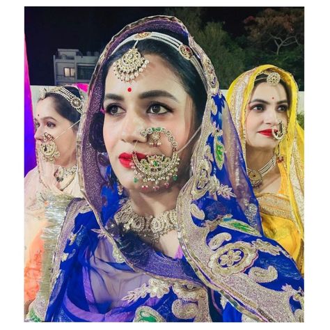 #rajputibride #rajputana #royalbride #indianbride #Rajasthanibride #rajasthani #traditionallook #baisa #royalbride #royalty #rajputiposhak Sheesh Phool, Nath Design, Bridal Nath, Rajasthani Bride, Bridal Nose Ring, Rajputi Dress, Royal Brides, Indian Jewellery, Indian Bride