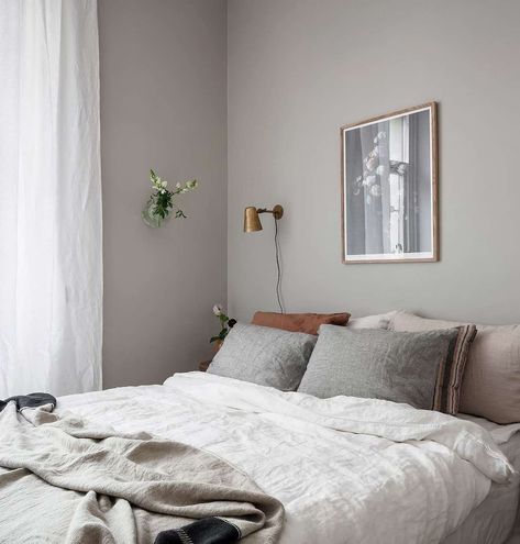 Grey bedroom with warm details - via Coco Lapine Design blog Grey Walls Decor Ideas, Warm Grey Bedroom Ideas, Bedroom Light Gray Walls, Bedroom With Light Gray Walls, Room Grey Bedroom, Bedrooms With Gray Walls, Warm Gray Bedroom, Grey Bedroom Interior Design, Grey Wall Bedroom Ideas