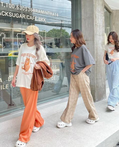 Bestie goals !!🥥 Crocs Clogs Outfits Style Women, Croc Fashion Outfit, Crocs With Dress Outfit, Style Crocs Outfit, Crocs Shoes Outfit, Croc Sandals Outfit, Crocs Summer Outfits, Crocs Fashion Outfit, Crocs Style Outfits