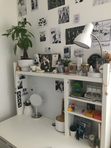 Aesthetic Desk Setup Minimalist, Desk Inspo Ikea, Aesthetic Small Study Desk Ideas, Enhypen Desk Setup, Desk Ideas Aesthetic Simple, Pinterest Desk Ideas, Aesthetic Desks Ideas, Desk With Shelves Aesthetic, Army Desk Decor