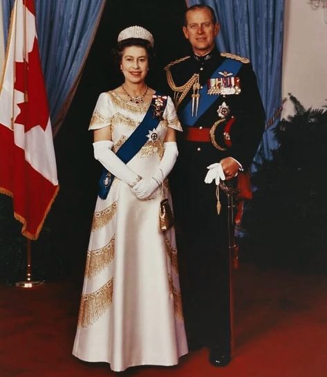 💖The British Royal Family💖 on Instagram: “❤👑The Queen & Duke of Edinburgh👑❤ #Princess #Royal #RoyalFamily #windsor #countessofsnowdown #PrincessMargaret #RoyalStyle #fashionicon…” Queen Elizabeth Portrait, Prince Philip Queen Elizabeth, Queen Elizabeth Photos, Queen And Prince Phillip, Royal Family Fashion, Royal Family Portrait, Royal Family Pictures, Rainha Elizabeth Ii, English Royal Family