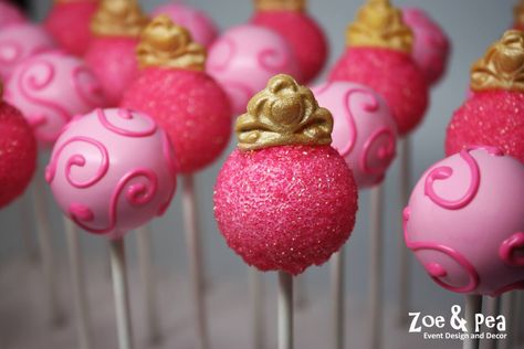 princess cake pops. Cake Pops Princess, Sleeping Beauty Theme, Pig Cake Pops, Princess Birthday Party Food, Princess Aurora Party, Aurora Cake, Pink Princess Cakes, Pink And White Cake, Sleeping Beauty Birthday Party