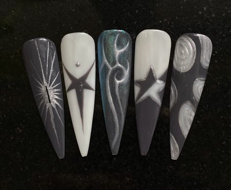 Grey Nails Y2k, Stilleto Nails Stars, Gray Y2k Nails, Gray Stiletto Nails, White And Gray Nails, White And Grey Nails, Silver Star Nails, Star Nails Y2k, Stargirl Nails