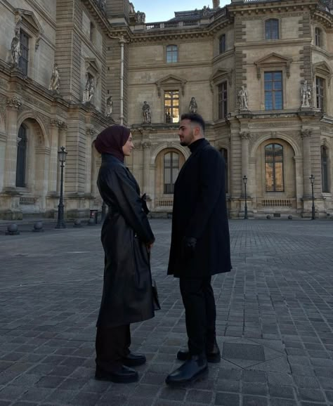 Office Couple, Festival Eye Makeup, Short Couples, Muslim Images, Muslim Couple, Muslim Couple Photography, Dream Aesthetic, Muslim Men, Mode Abaya