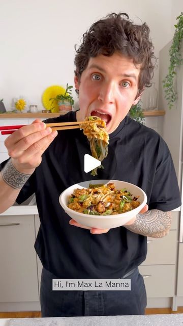 MAX LA MANNA on Instagram: "ZERO WASTE PEANUT BUTTER NOODLES  I’m going to tell you a secret 🤫  This is @maxlamanna’s GO-TO MID-WEEK DINNER and it NEVER FAILS! 🍜  ✔️Crispy ginger and garlic tempeh   ✔️Steamed vegetables   ✔️Peanut butter sauce  ✔️Chilli oil  When YOU reach the bottom of any peanut butter (or any nut/seed butter) jar, this is YOUR clear sign to make this dish.   To the remaining peanut butter jar (or 2 tbsp of any nut/seed butter)  1 tbsp tamari/soy sauce  2 tsp sesame oil  1 tsp rice vinegar  Splash of water  Close the lid and shake vigorously until smooth.   Pour this sauce on noodles, rice or salads.  Keep in the fridge for up to 2-3 weeks.  What’s your favourite dish to pour this peanut butter sauce on?   #zerowaste #peanutbutter #noodles #easyrecipes" Max La Manna, Peanut Butter Noodles, Butter Noodles, Splash Of Water, Chilli Oil, Peanut Butter Jar, Peanut Butter Sauce, Peanut Noodles, Buttered Noodles