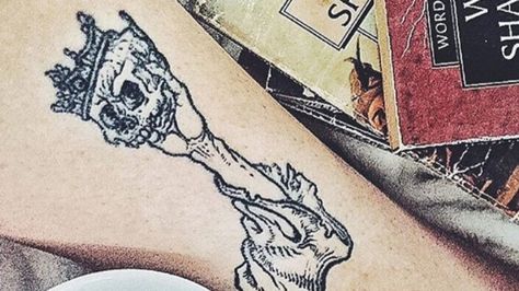 15 literary tattoos that take the love of books to a whole new level Hamlet Tattoo, Iii Tattoo, Shakespeare Tattoo, Ezra Pound, Science Tattoos, Hp Tattoo, Man Reading, Literary Tattoos, Triangle Tattoos