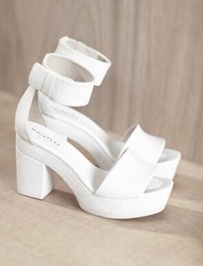 .. White Platforms, Fashion Shoes Heels, Afrikaanse Mode, Shoes Heels Classy, Cute Shoes Heels, Prom Heels, Heels Classy, Fancy Shoes, Girly Shoes