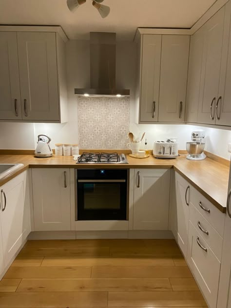 Kitchen Ideas With Wood Countertops, Small New Build Kitchen, Light Small Kitchen Ideas, Small Light Kitchen, Single Wall Kitchen Layout Ideas, U Shape Small Kitchen Ideas, Cream Kitchen Cabinets Wooden Worktop, Cream Kitchen With Wooden Worktop, Light Oak Worktop Kitchen