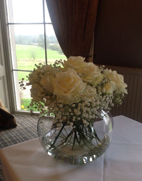 Rustic Fish Bowl Centerpiece, Small Fish Bowl Flower Arrangements, Fishbowl Wedding Centerpieces, Fish Bowl Table Centerpiece, Fish Bowl Flower Centerpiece, Glass Vases Decor Ideas Centerpieces, White Bowl Centerpiece Ideas, Glass Bowl Flower Arrangements, Fishbowl Centerpiece Wedding