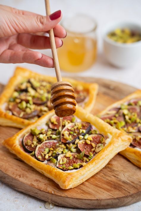 Puff pastry with figs | Good Balanced Food Easy Puff Pastry Desserts, Easy Puff Pastry Recipe, Puff Dessert, Asparagus Tart, Balanced Food, Lunch Smoothie, Puff Pastry Desserts, Easy Puff Pastry, Gluten Free Lunch