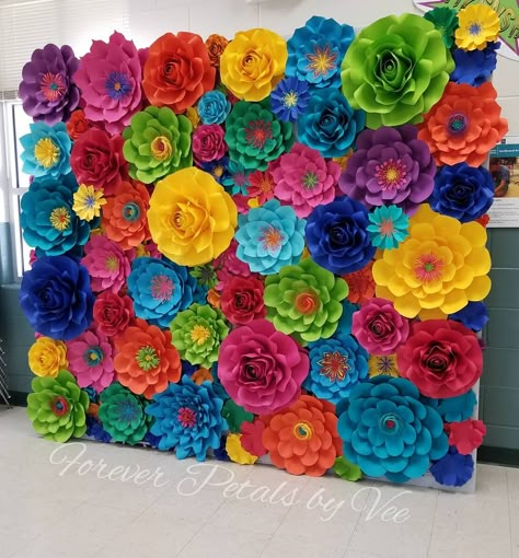 Encanto Flower Wall, Fiesta Paper Flowers Diy, Photo Booth Flowers, Mexican Flower Wall, Summer Photo Backdrop, Fiesta Photo Backdrop, Fiesta Backdrop Ideas, Fiesta Flowers, Fiesta Decor