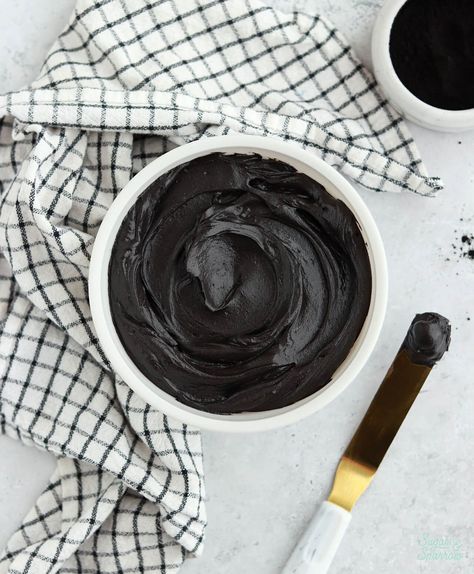 EASY Dye-Free Black Buttercream Recipe - Sugar & Sparrow Black Velvet Cake Recipe, Black Velvet Cakes, Black Buttercream, Chocolate Butter Cake, Chocolate Buttercream Recipe, Idea Cake, Black Frosting, Color Writing, Velvet Cake Recipes