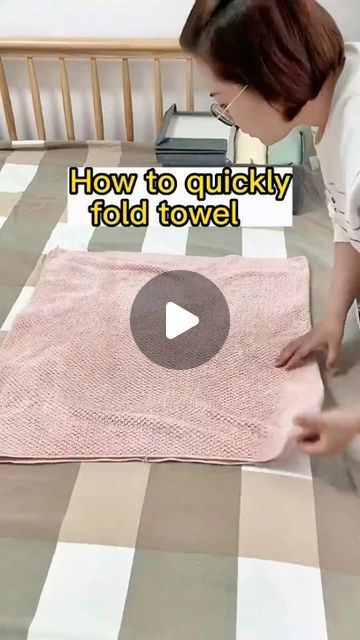 How To Roll Face Towels, How To Fold A Towel, Fold Fitted Sheet, Folding Bath Towels, Toilet Paper Origami, Sit Still Look Pretty, Recycling Hacks, Fold Towels, Folding Fitted Sheets