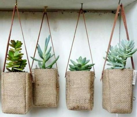 Jardinières suspendues. 15 Façons stylées d'utiliser la toile de jute dans votre décoration Burlap Coffee Bags, Coffee Sack, Planter Bags, Indoor Pots, Coffee Sacks, Coffee Bags, Burlap Bags, Burlap Crafts, Plant Basket