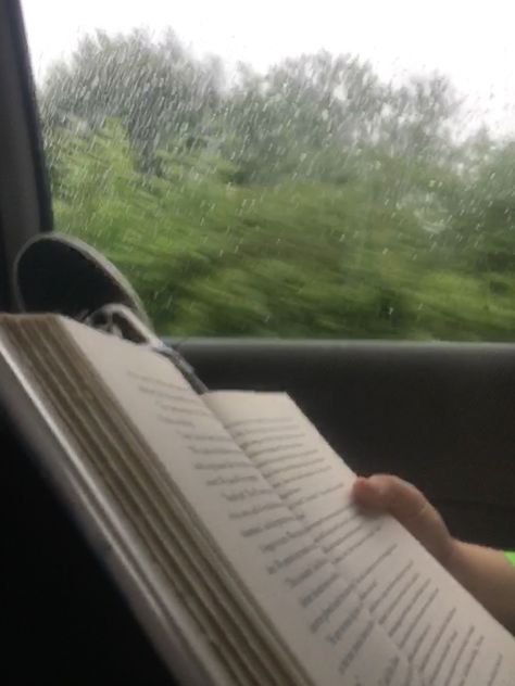 Studying On A Train Aesthetic, Uni Notion, Books In Car Aesthetic, Reading In Bus Aesthetic, Train Passing By Aesthetic, Reading Book On Train Aesthetic, Science Vintage, Train Railway, Road Train