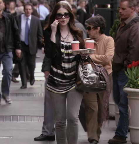 Georgina Sparks 1.17 Woman on the Verge Georgina Gossip Girl, Georgina Sparks Outfits, Gossip Girl Georgina, Art School Outfit, Georgina Sparks, Chuck And Blair, Best Tv Series Ever, Gossip Girl Outfits, Michelle Trachtenberg