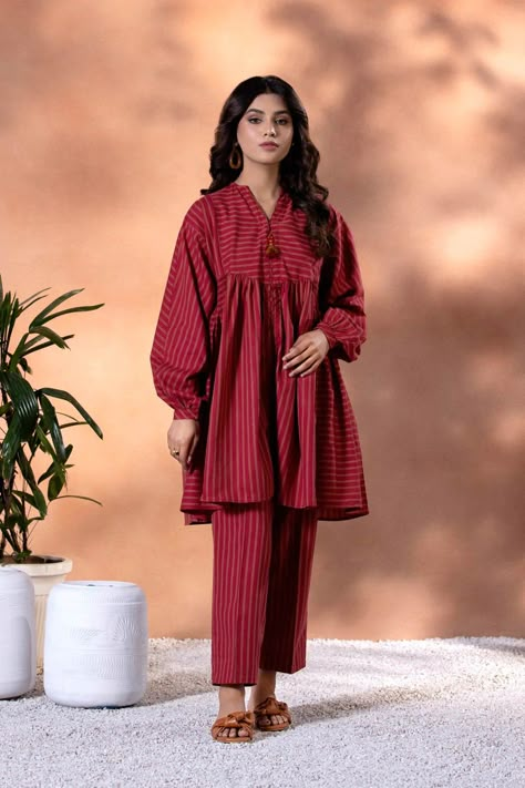 Simple causal summer suit collection trendy design Dress Design Pakistani, Simple Dress Casual, Pretty Dresses Casual, Latest Dress Design, Simple Kurta Designs, Beautiful Casual Dresses, Simple Kurti Designs, Stylish Short Dresses, Pakistani Dresses Casual