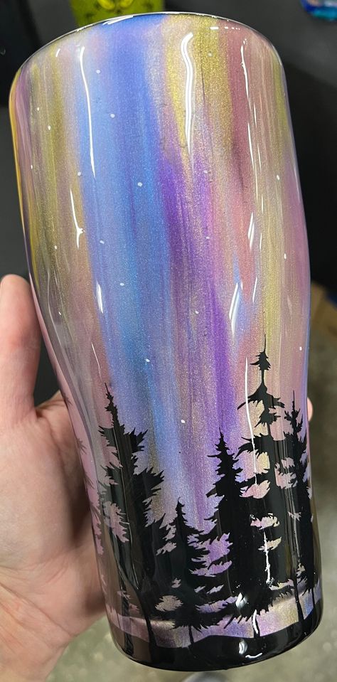 "Northern Lights Tumbler, Stainless Steel Curved Tumbler, Personalized Gift for Christmas This listing is for one stainless steel tumbler that has been decorated and sealed with multiple layers of FDA compliant epoxy. The epoxy will encase all glitter, decals and details for a smooth glass-like finish so there is no worry about the glitter or decals peeling off. This Northern Lights stainless steel tumbler comes with a sliding lid and a straw and can be personalized with your name or a short quo Epoxy Tumbler Ideas For Men, Cup Ideas Tumbler, Glitter Cups Tumblers, Wood Grain Tumbler Ideas, Mom Tumbler Cups, Wine Tumbler Ideas, Tumblers With Vinyl Ideas, Epoxy Tumbler Designs, Epoxy Cups Ideas