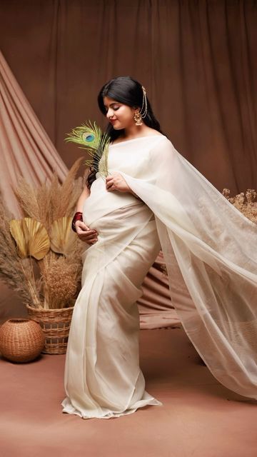 Traditional Maternity Shoot In Saree, Maternity Couple Shoot Ideas, Saree Maternity Photoshoot, Pregnancy Photoshoot Indian, Indian Pregnancy Photoshoot, Indian Baby Shower Photoshoot Ideas, Traditional Pregnancy Photoshoot, Maternity Shoot In Saree, Cute Maternity Photoshoot