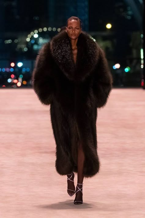 Black Runway Fashion, Long Fur Coat, Fur Fashion, Mode Vintage, Mode Inspiration, Coat Fashion, Autumn Winter Fashion, Runway Fashion, The Fashion