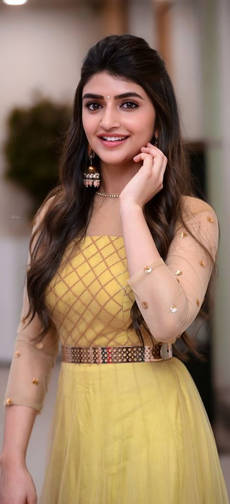 Sreeleela Photos, Actress Name List, Long Top Dress, Allu Arjun Hairstyle, Actress Images, Name List, Photos Hd, Beautiful Smile Women, Indian Beauty Saree